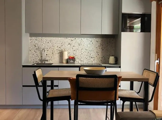 - Apartmant For 2, Balcony, Sun And 아파트 오미스